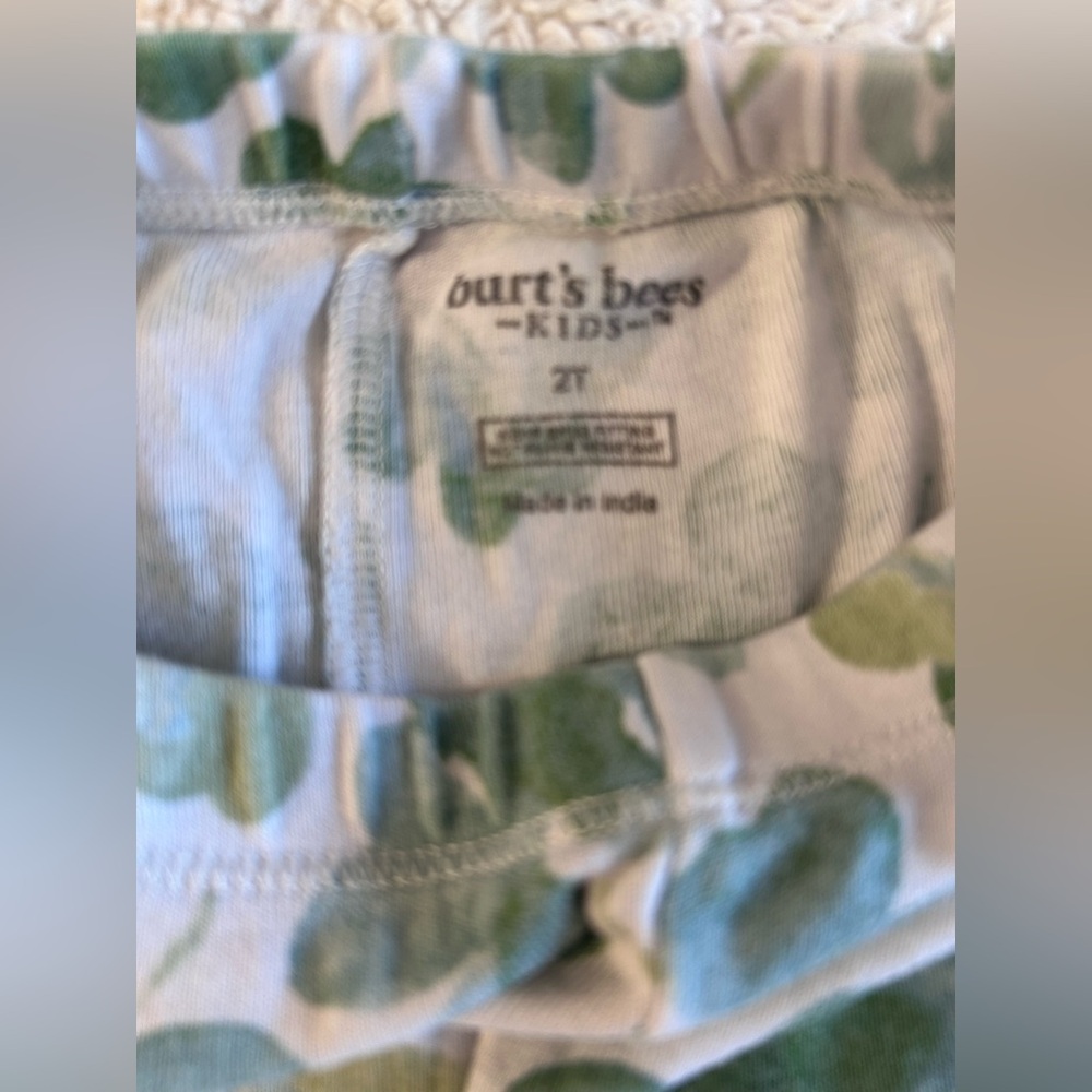 Burt's Bees Kids‎ 2T Green Shamrock Patterned Pajama Set - Picture 2 of 4